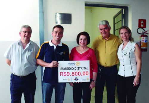 José Manuel e Vinicius Ferreira, do Rotary, com os representantes da APAE, Marisa Cestari, Francisco Innocêncio e Simone Follador